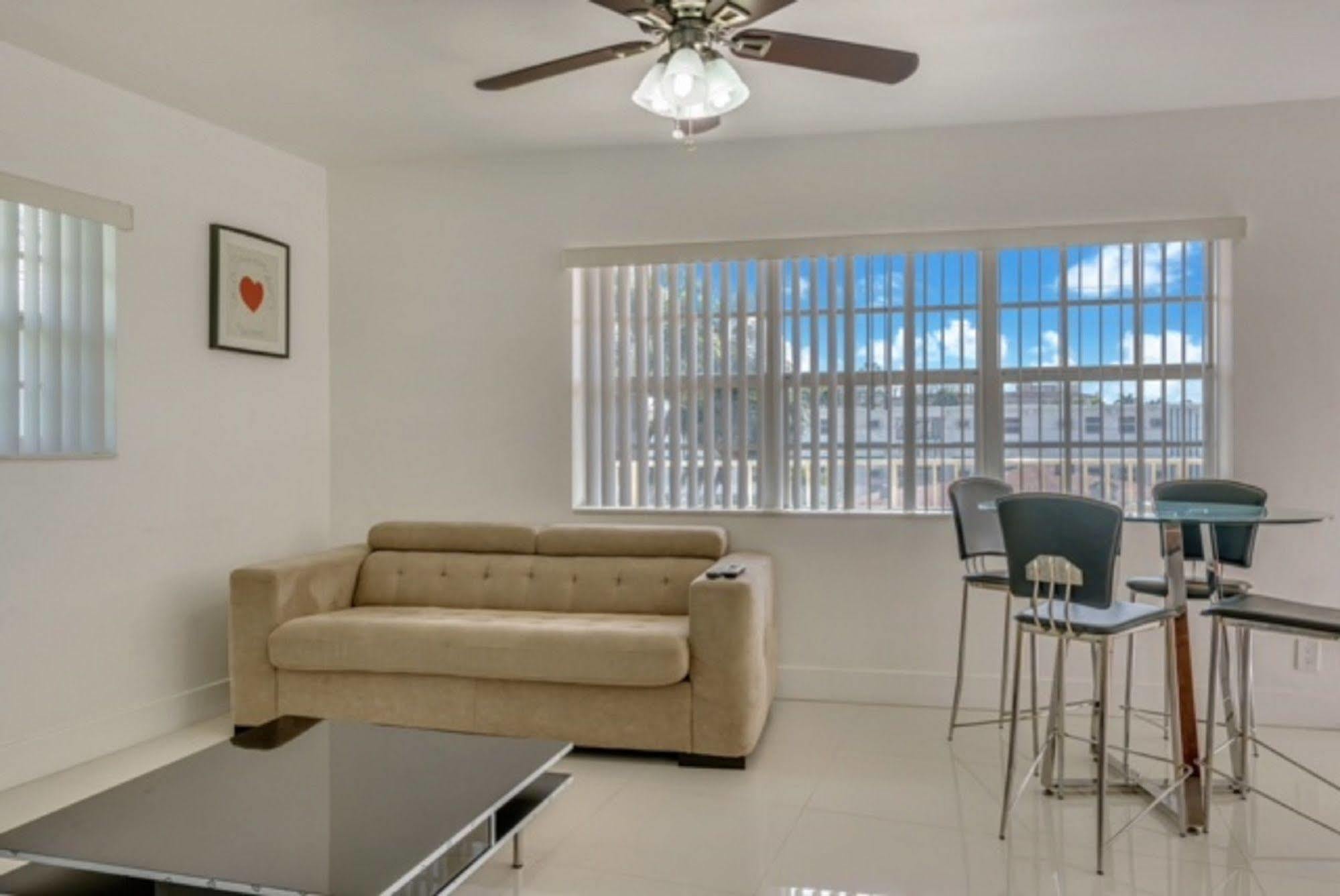 Luna Paradise By The Sea Aparthotel Lauderdale-by-the-Sea ภายนอก รูปภาพ